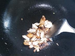 5分钟后，倒入适量的豆瓣酱