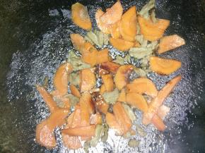 在锅内倒入适量的花生油，先放入肉片炒，然后放胡萝卜、放点老抽并翻炒