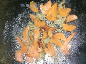 在锅内倒入适量的花生油，先放入肉片炒，然后放胡萝卜、放点老抽并翻炒