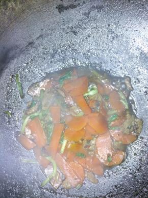 待水烧干后，加入盐、味精，出锅盛盘即可