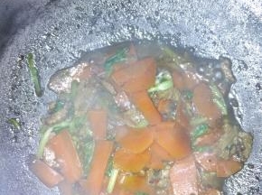 待水烧干后，加入盐、味精，出锅盛盘即可