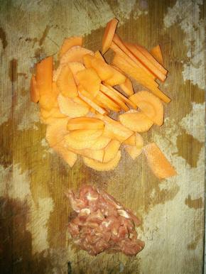 准备一个胡萝卜和一块猪肉，切丝、切片