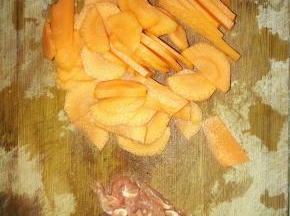 准备一个胡萝卜和一块猪肉，切丝、切片