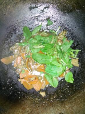 5分钟后，加入少许水、青菜