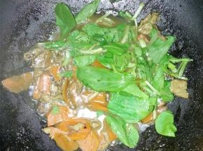 5分钟后，加入少许水、青菜