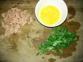 准备好冷饭、鸡蛋1个、香肠一根、青菜少许