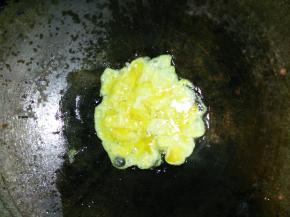 在锅中倒入油，将蛋打散后放入锅中