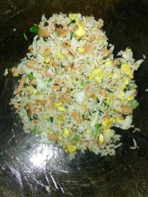 倒入冷饭，翻炒10分钟