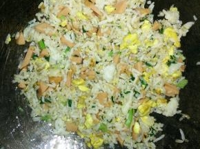 倒入冷饭，翻炒10分钟