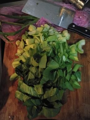 青菜洗净，切成小块状