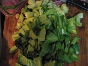 青菜洗净，切成小块状