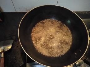 在锅中倒入适量的水，盖上锅盖，烧开