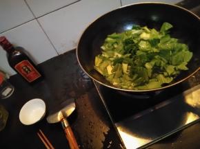 将切好的青菜全部倒入煮沸的水中