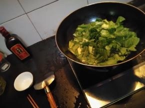 将切好的青菜全部倒入煮沸的水中