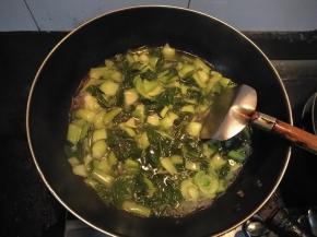 等水再一次烧开后，加入适量的盐和酱油，再加入一定的冷水，盖上锅盖再煮5分钟左右