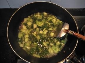 等水再一次烧开后，加入适量的盐和酱油，再加入一定的冷水，盖上锅盖再煮5分钟左右