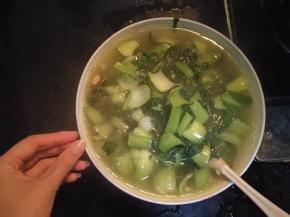 水烧开后，将青菜盛在碗中，加入猪油和味精调味