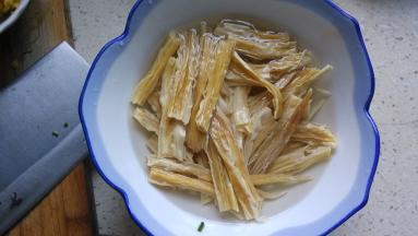 将腐竹提前放在水里浸泡一晚上