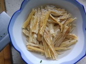 将腐竹提前放在水里浸泡一晚上