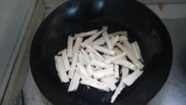 切好腐竹，在锅内倒入适量的水，倒入腐竹，加少许的盐