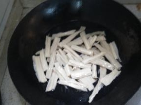 切好腐竹，在锅内倒入适量的水，倒入腐竹，加少许的盐