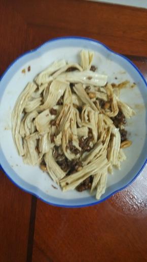 10分钟后出锅盛盘，倒入豆瓣酱，加入味精，搅拌均匀即可