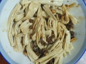10分钟后出锅盛盘，倒入豆瓣酱，加入味精，搅拌均匀即可