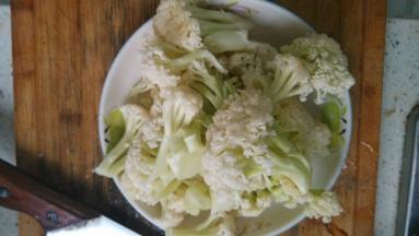 将花菜洗净，用手掰成小块