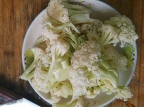将花菜洗净，用手掰成小块