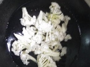 在锅内倒入适量的水烧开放入花菜，加入盐