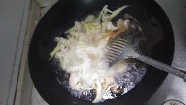 10分钟后，出锅盛盘，加入辣椒酱，味精