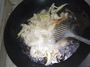 10分钟后，出锅盛盘，加入辣椒酱，味精