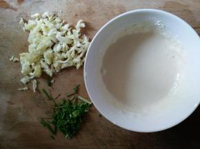 准备好切碎的小白菜和小葱，并将面拿水活好