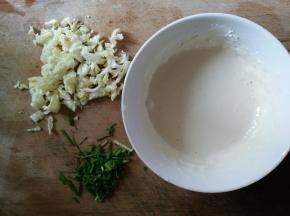 准备好切碎的小白菜和小葱，并将面拿水活好