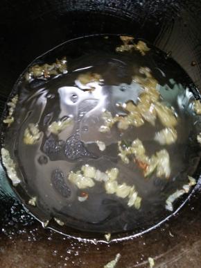 锅内倒油，白菜炒一下，加水