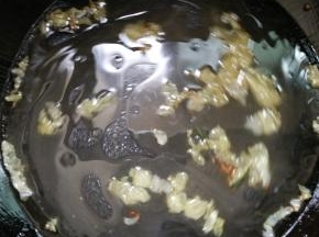 锅内倒油，白菜炒一下，加水