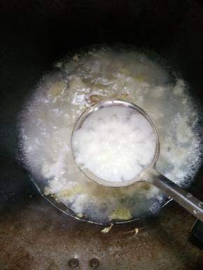 把和好的面倒进小漏勺