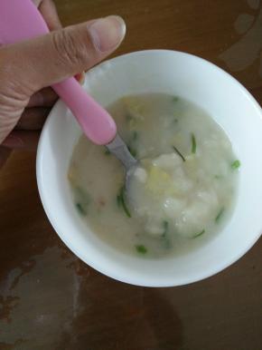 慢慢烧开，放盐，撒入葱花，然后几分钟后出锅即可