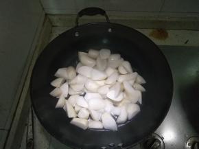 在锅内倒入适量的水，倒入切好的萝卜