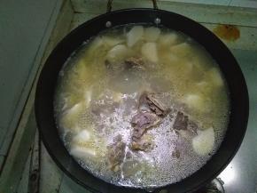 倒入之前在高压锅压过的牛排