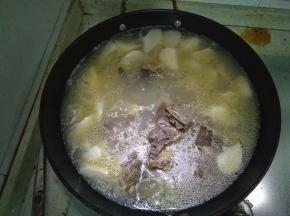 倒入之前在高压锅压过的牛排