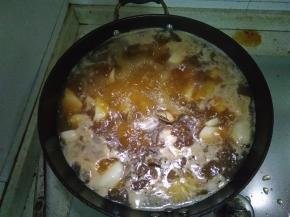 10分钟之后倒入酱油、老酒、盐、辣椒、姜