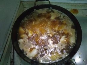 10分钟之后倒入酱油、老酒、盐、辣椒、姜