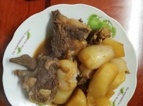 小火炖30分钟后，出锅盛盘即可