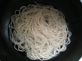 在锅内倒入适量的水，水烧开后放入面条