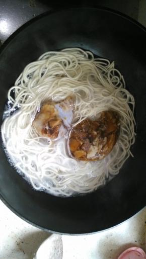 5分钟后放入排骨（之前烧菜剩下的排骨，已熟）