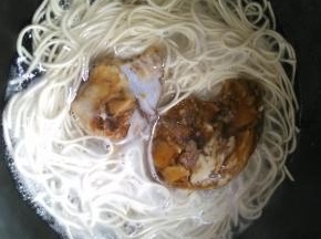 5分钟后放入排骨（之前烧菜剩下的排骨，已熟）