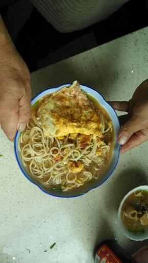 面条煮10分钟后加盐、酱油、味精出锅盛盘，在放上煎好的荷包蛋即可