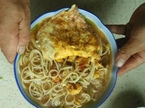 面条煮10分钟后加盐、酱油、味精出锅盛盘，在放上煎好的荷包蛋即可
