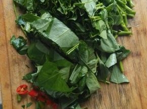 将洗净、浸泡过水的空心菜切碎，并切一颗辣椒